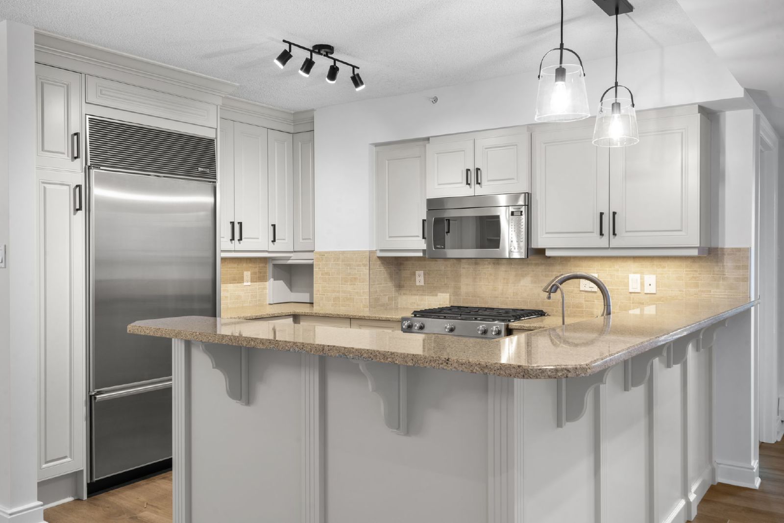 PRINCE'S ISLAND ESTATES - THREE BEDROOM EXECUTIVE FULLY RENOVATED SUIT property image