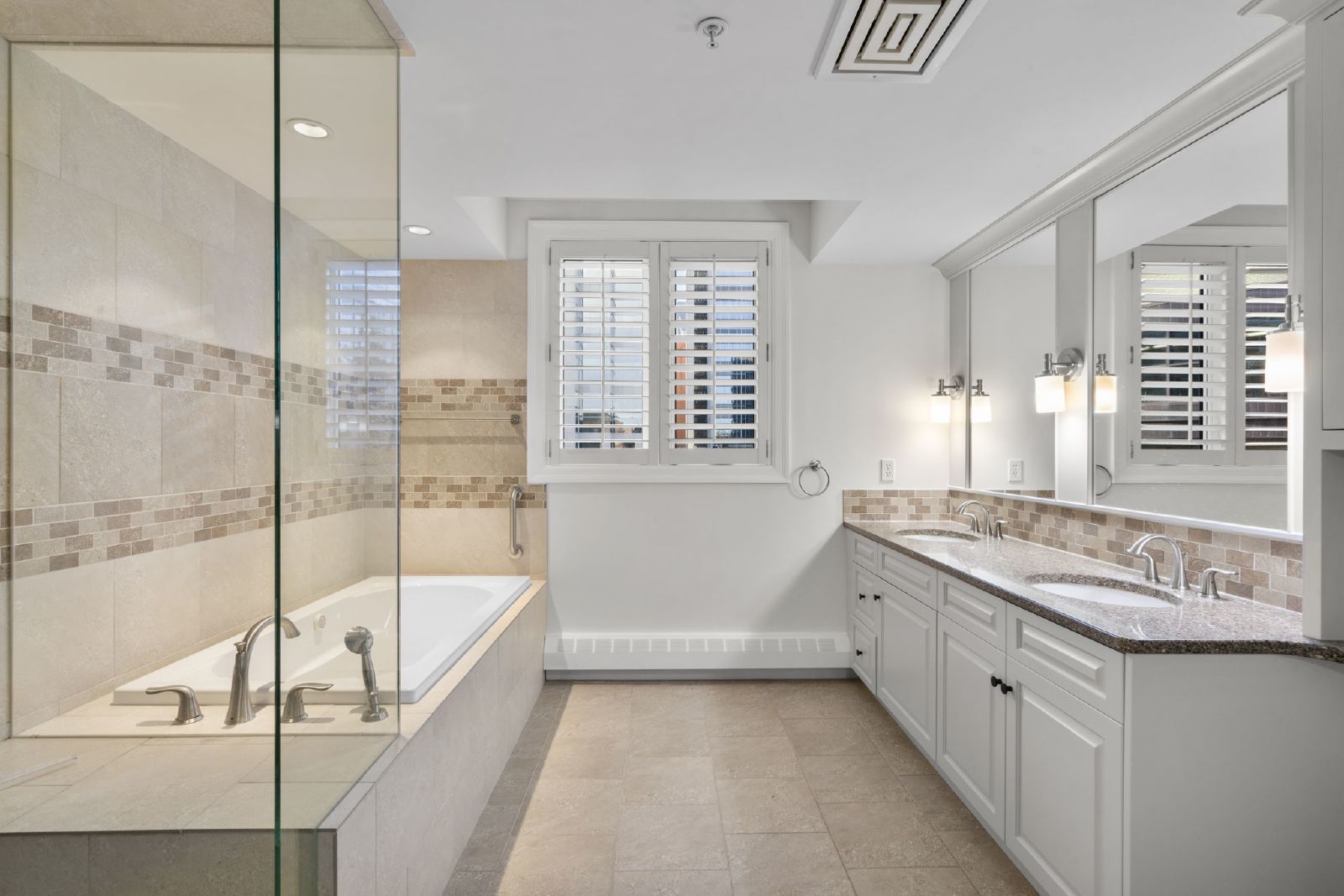 PRINCE'S ISLAND ESTATES - THREE BEDROOM EXECUTIVE FULLY RENOVATED SUIT property image