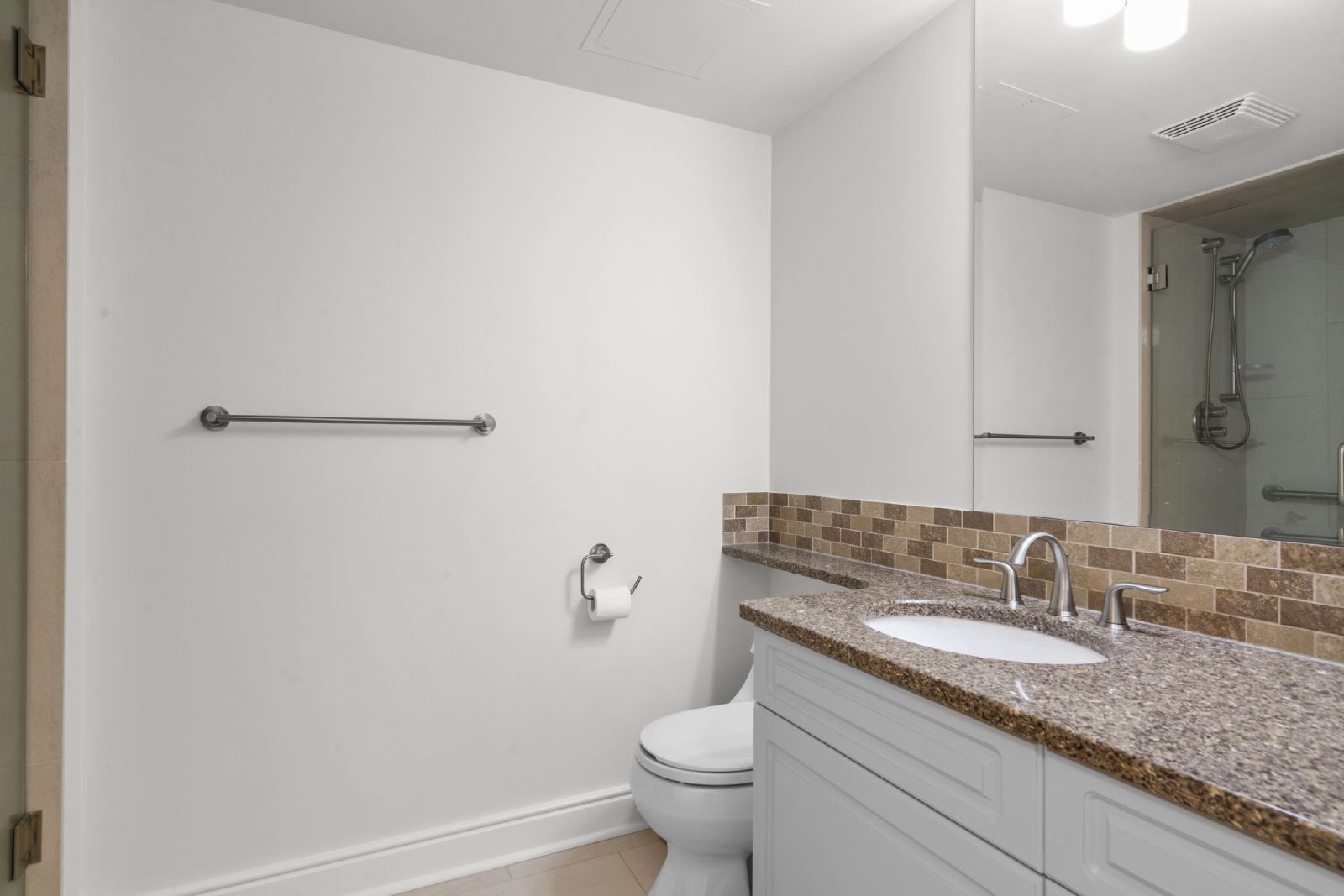 PRINCE'S ISLAND ESTATES - THREE BEDROOM EXECUTIVE FULLY RENOVATED SUIT property image