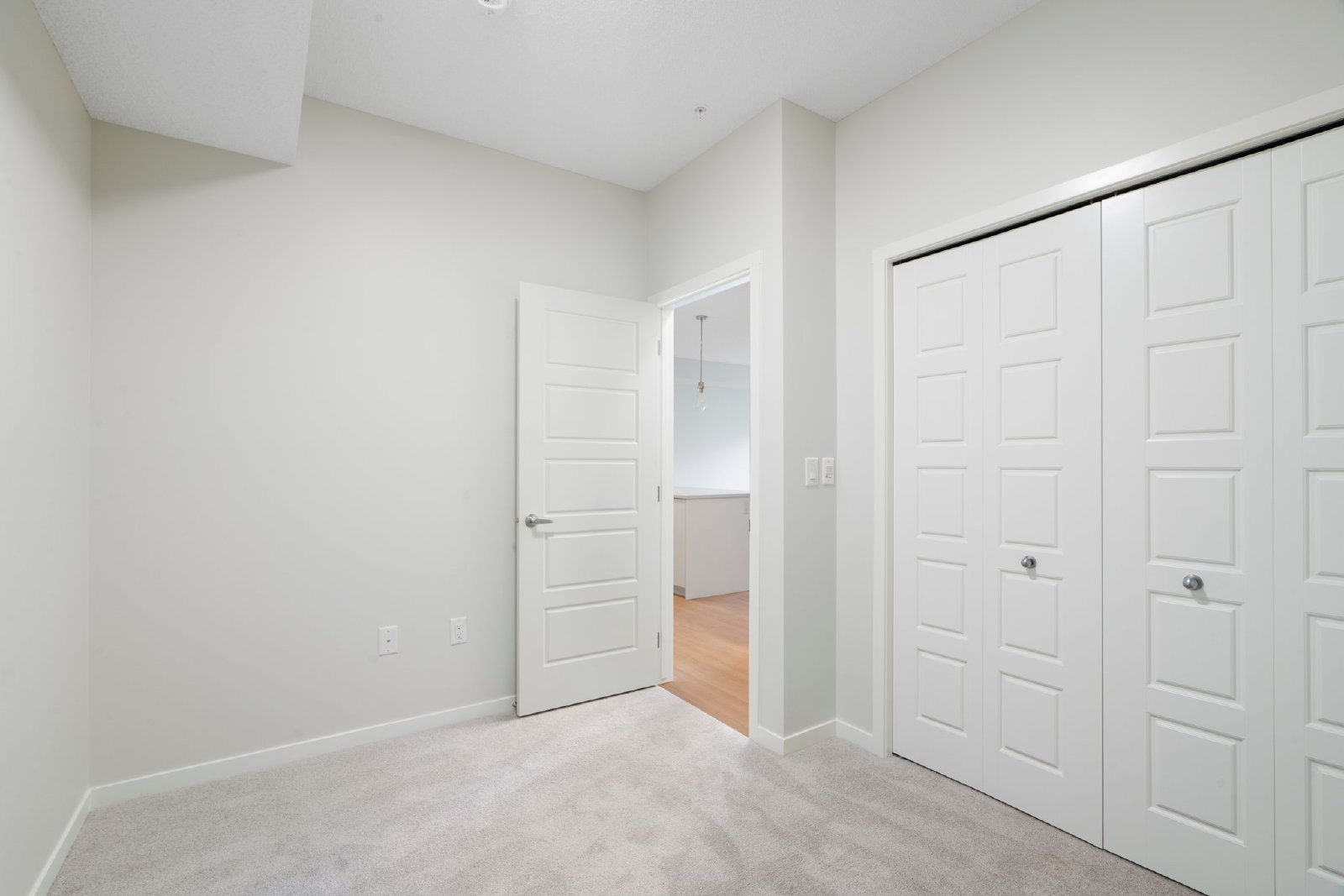 2404, 33 Carringham Gate NW - 2404 property image